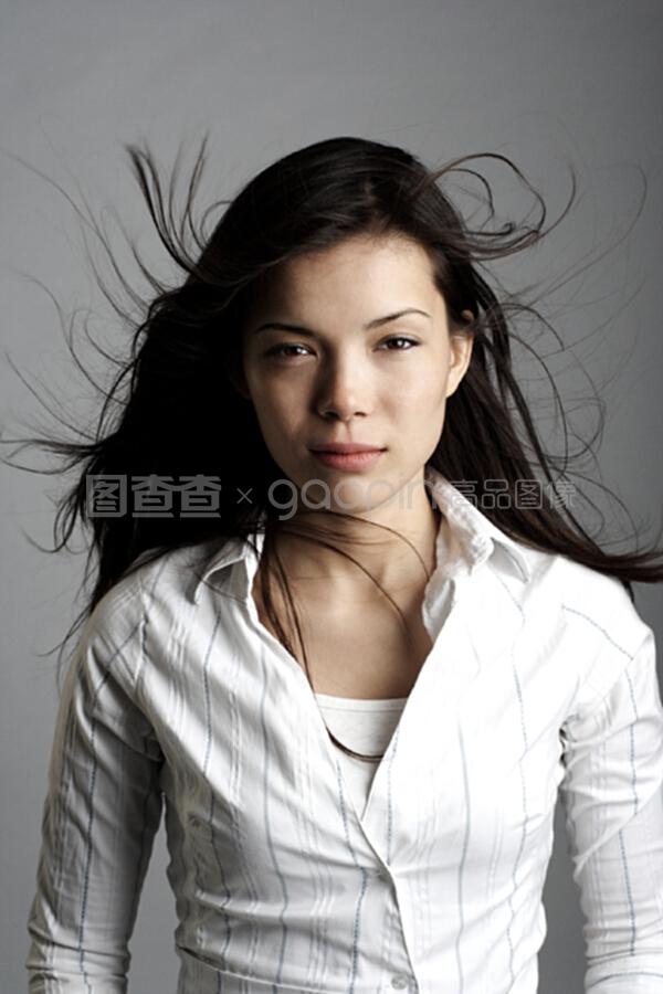 128间房主播跳舞 香烟迷雾